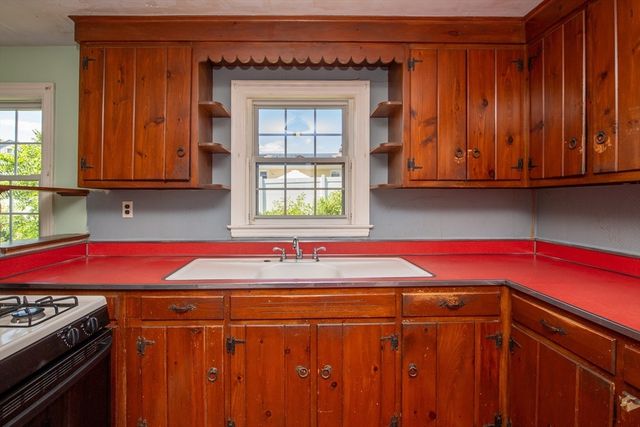 24 Jesse St, Fairhaven, MA 02719