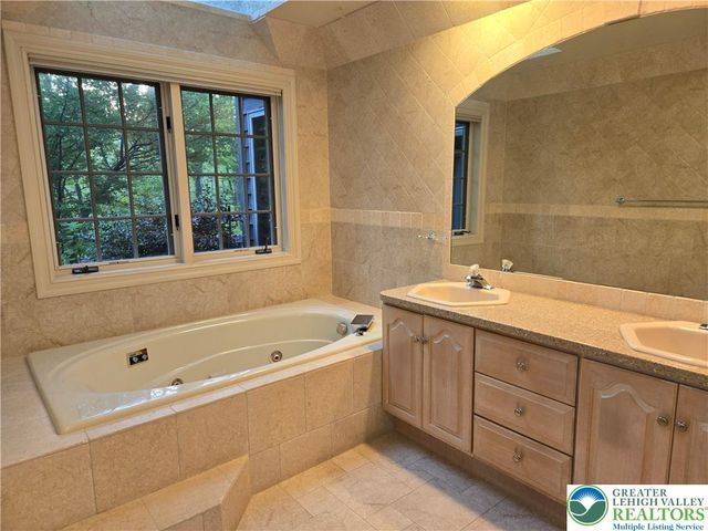 2834 Sheffield Drive, Lower Macungie Twp, PA 18049