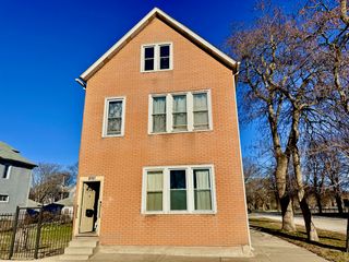 8757 S Marquette Avenue, Chicago, IL 60617