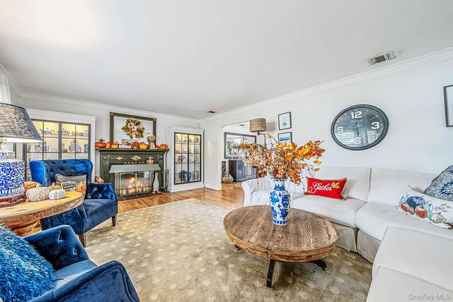 20 Argonne Place, Massapequa, NY 11758