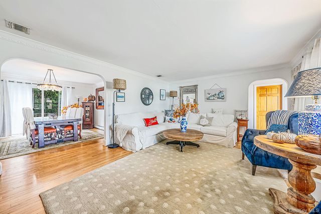 20 Argonne Place, Massapequa, NY 11758