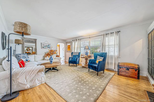 20 Argonne Place, Massapequa, NY 11758