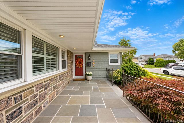 20 Argonne Place, Massapequa, NY 11758