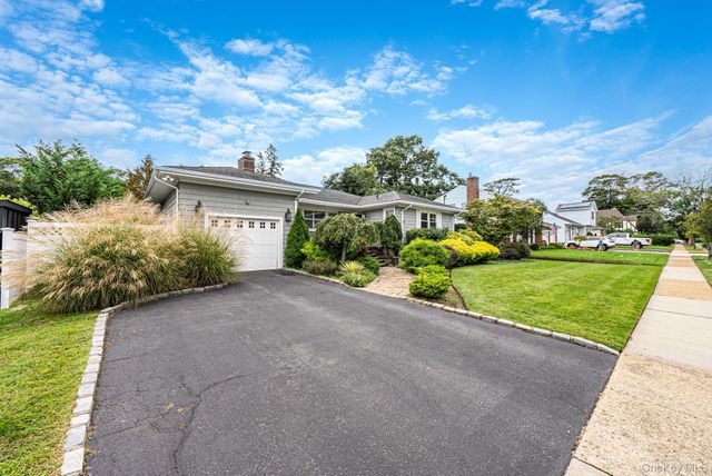 20 Argonne Place, Massapequa, NY 11758