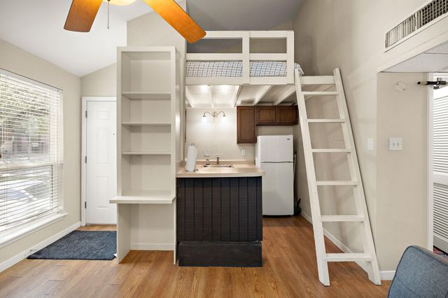 1000 W 26th ST 213, Austin, TX 78705