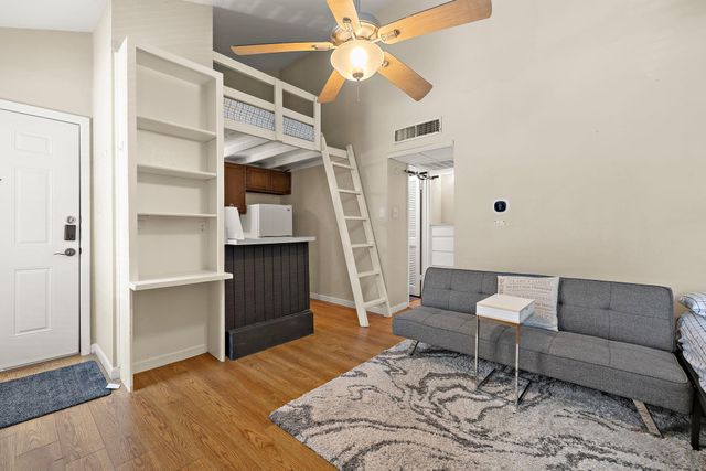 1000 W 26th ST 213, Austin, TX 78705