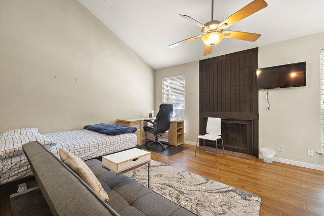 1000 W 26th ST 213, Austin, TX 78705