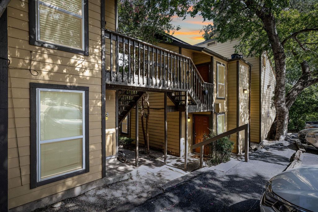 1000 W 26th ST 213, Austin, TX 78705