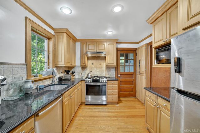 10 Edna Street, White Plains, NY 10606