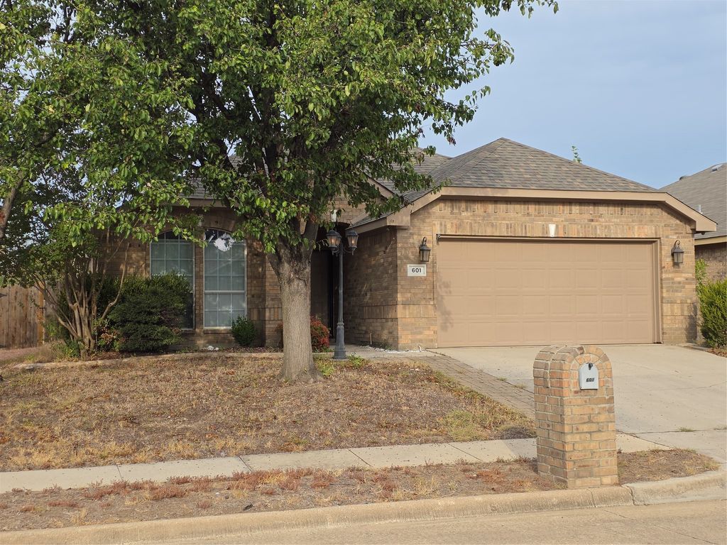 601 Crestview Court, Saginaw, TX 76179 — photo 2