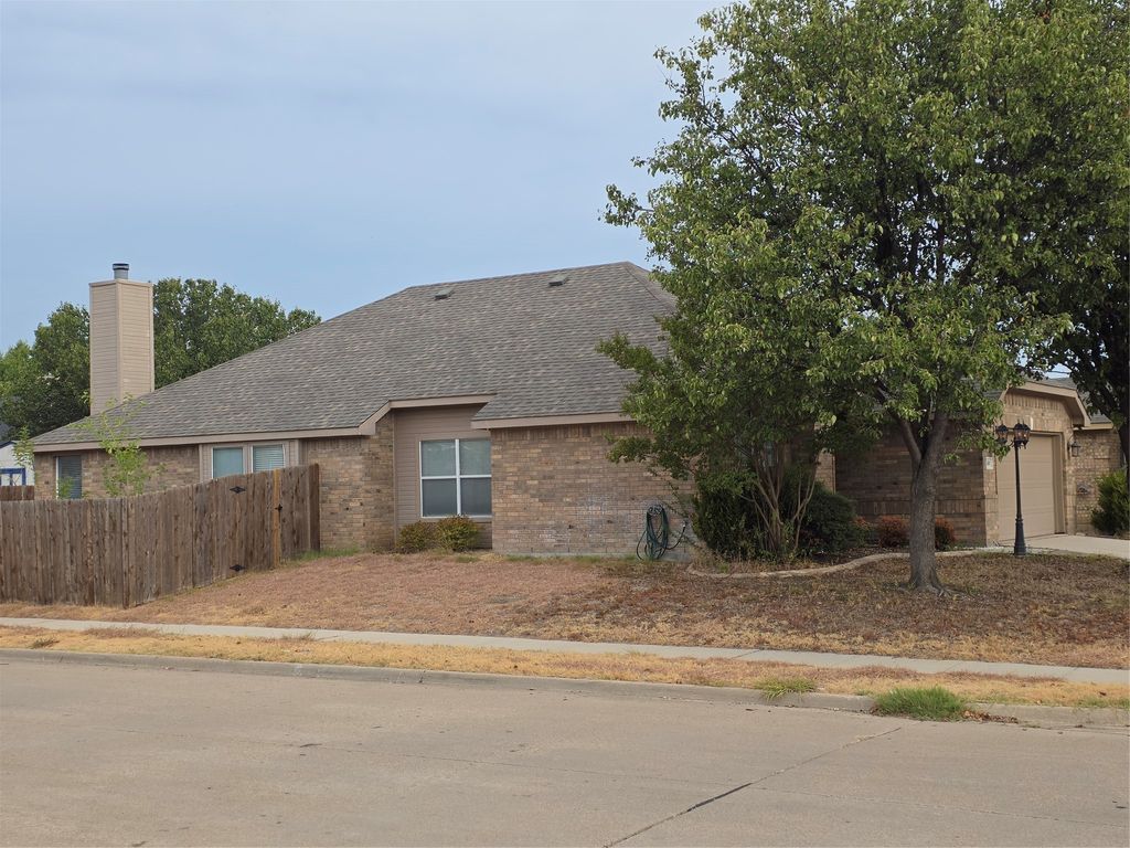601 Crestview Court, Saginaw, TX 76179 — photo 4
