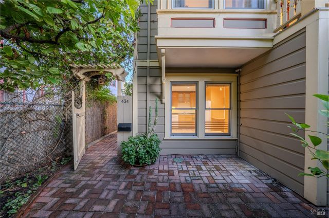 432 8th St, Santa Rosa, CA 95401