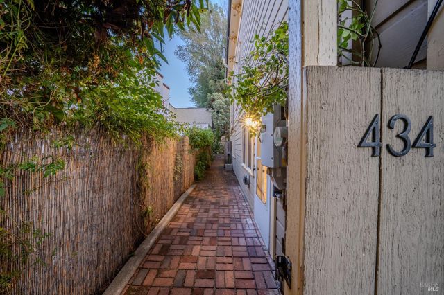 432 8th St, Santa Rosa, CA 95401