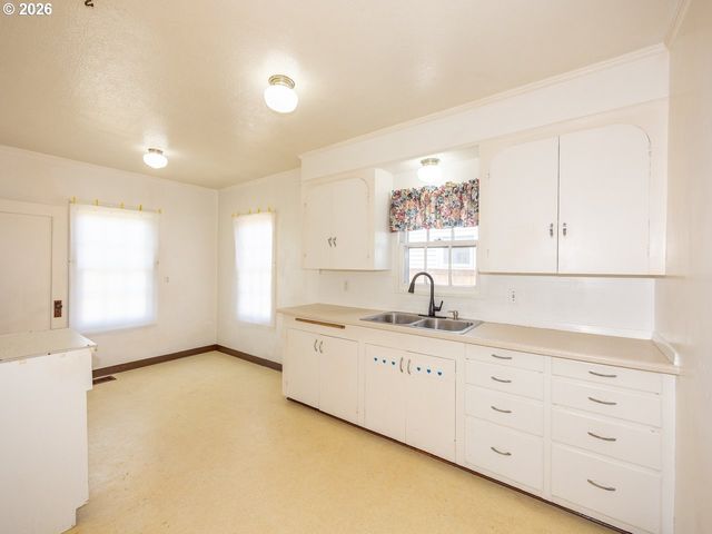 8005 Se MALDEN St, Portland, OR 97206