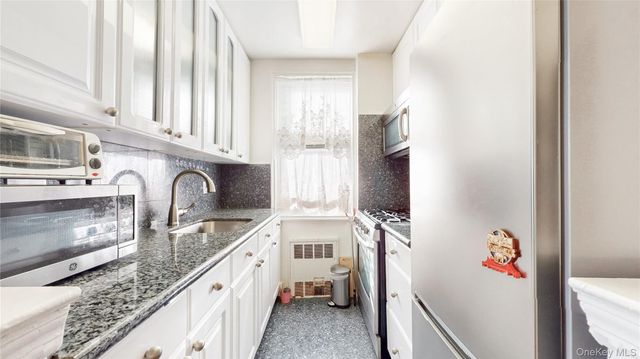 67-40 Booth Street 4O, Forest Hills, NY 11375