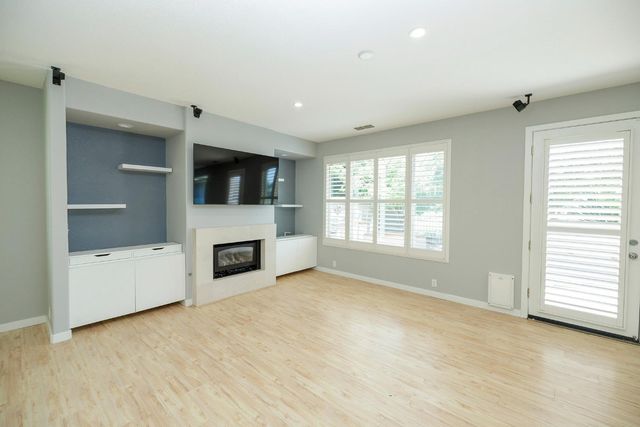 9516 Golf Course Ln, Elk Grove, CA 95758
