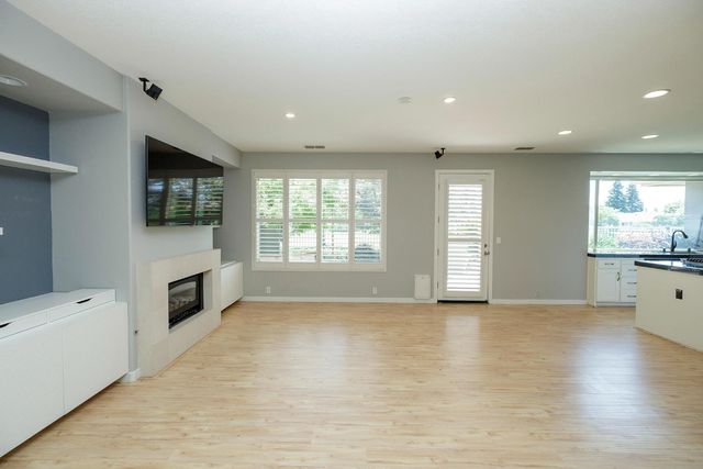 9516 Golf Course Ln, Elk Grove, CA 95758