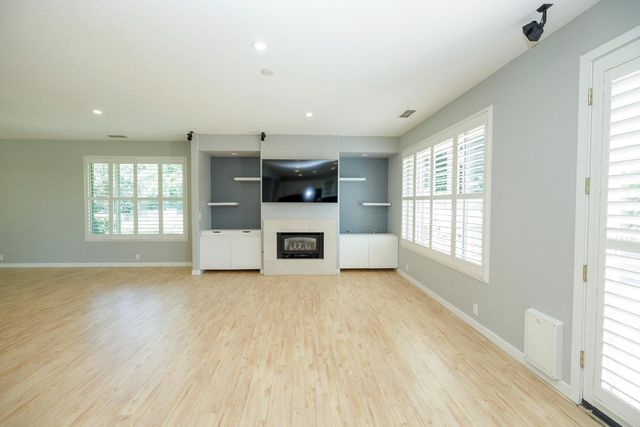 9516 Golf Course Ln, Elk Grove, CA 95758
