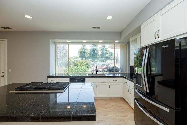 9516 Golf Course Ln, Elk Grove, CA 95758