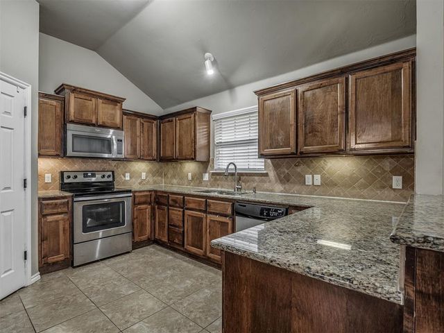 604 SW 44th Street, Moore, OK 73160