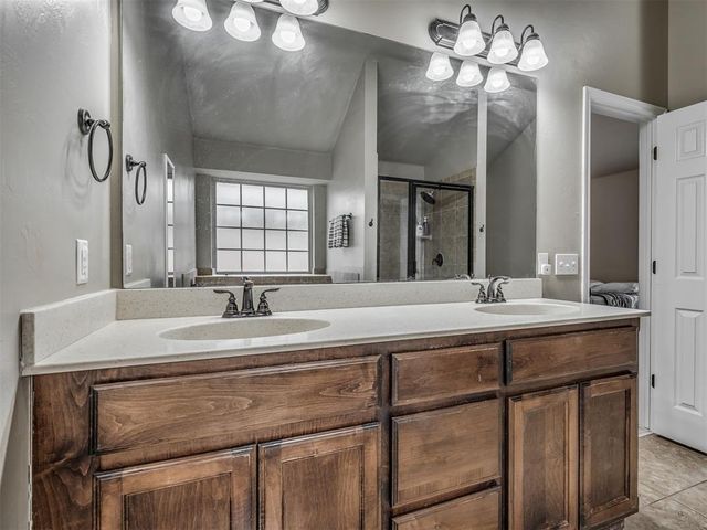 604 SW 44th Street, Moore, OK 73160