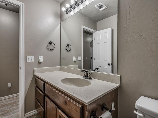 604 SW 44th Street, Moore, OK 73160
