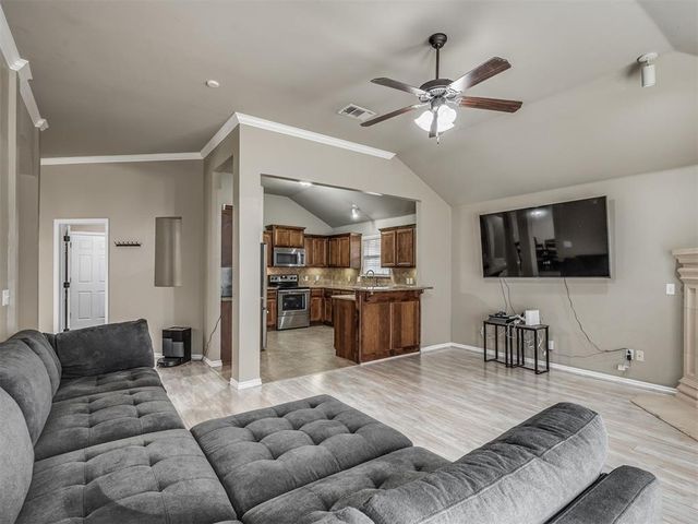 604 SW 44th Street, Moore, OK 73160