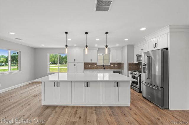 47900 Jefferson Avenue, Chesterfield Township, MI 48047