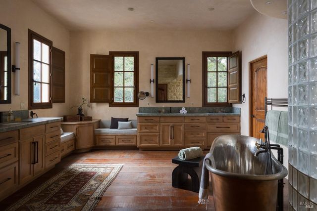 18455 Half Moon St, Sonoma, CA 95476