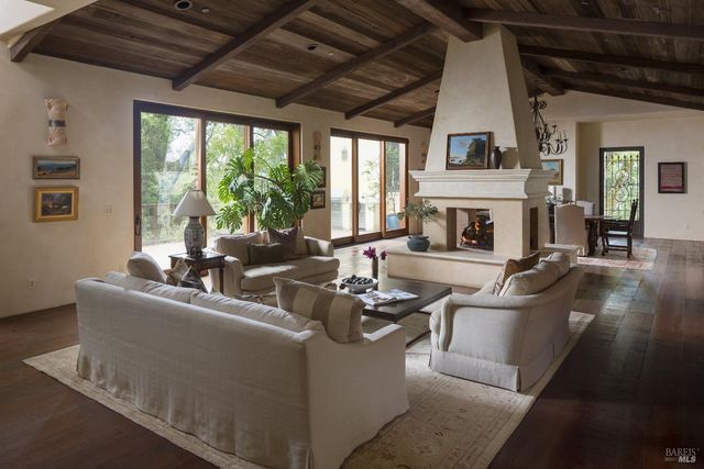 18455 Half Moon St, Sonoma, CA 95476