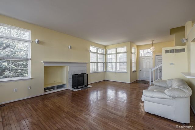 1004 Island Lake Drive, Oxford Charter Township, MI 48371