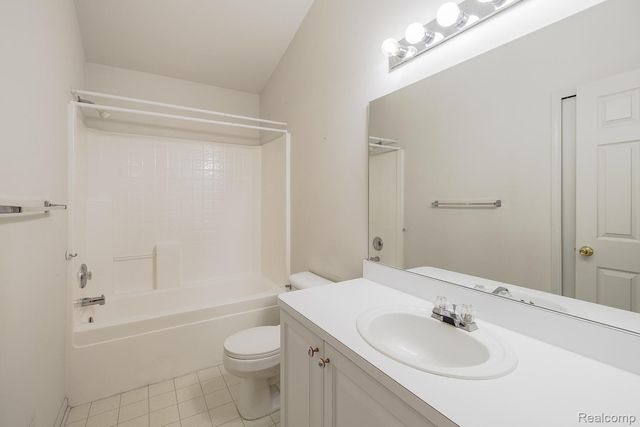 1004 Island Lake Drive, Oxford Charter Township, MI 48371