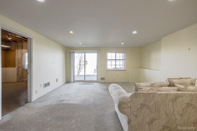 1004 Island Lake Drive, Oxford Charter Township, MI 48371