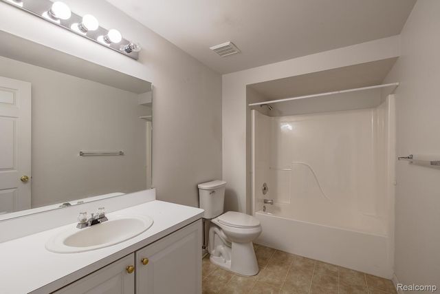 1004 Island Lake Drive, Oxford Charter Township, MI 48371