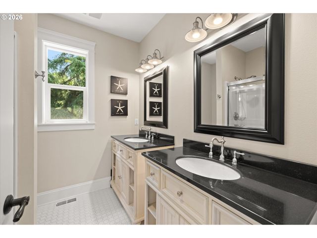21818 SHANNON Ln, West Linn, OR 97068