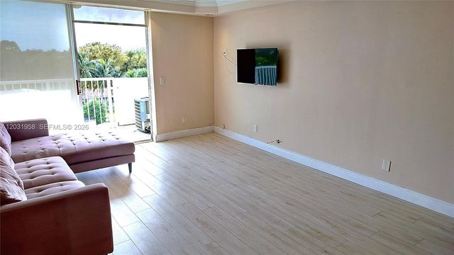 2020 NE 135th Street 506, North Miami, FL 33181