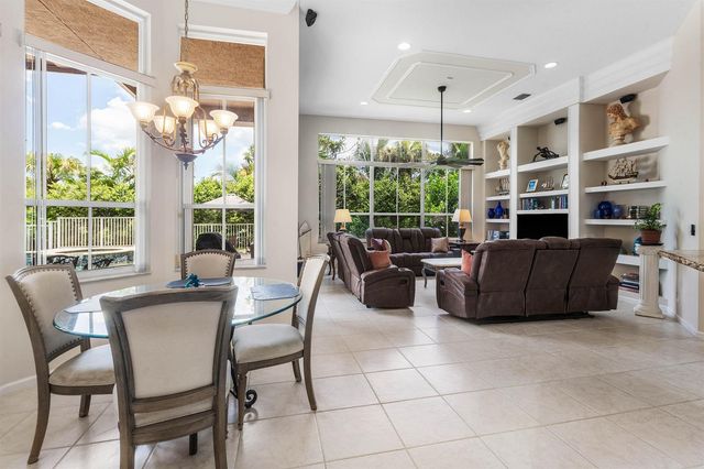 911 Forest Glen Lane, Wellington, FL 33414