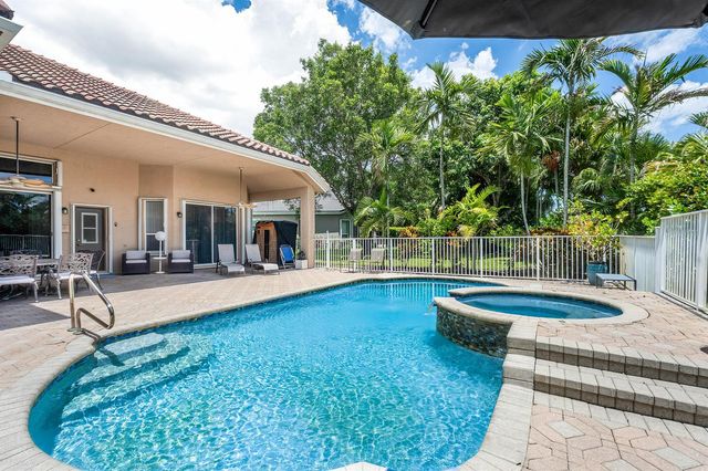 911 Forest Glen Lane, Wellington, FL 33414