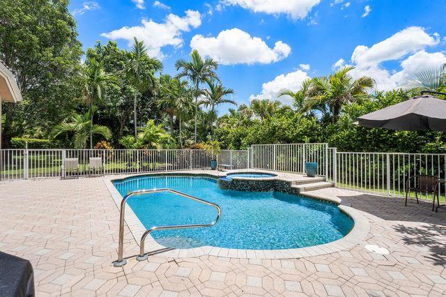 911 Forest Glen Lane, Wellington, FL 33414