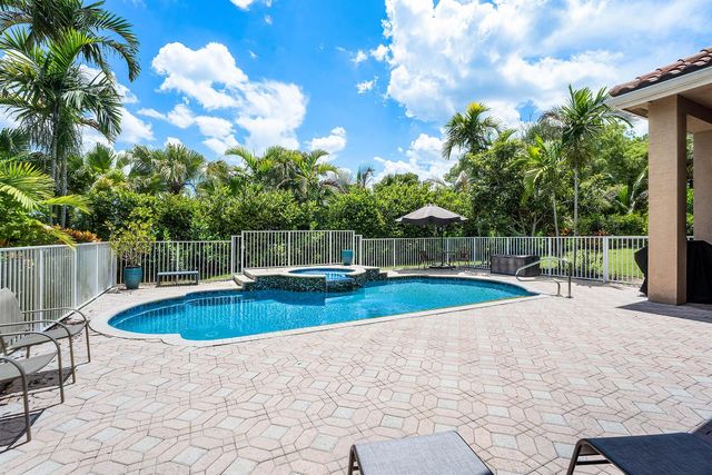 911 Forest Glen Lane, Wellington, FL 33414