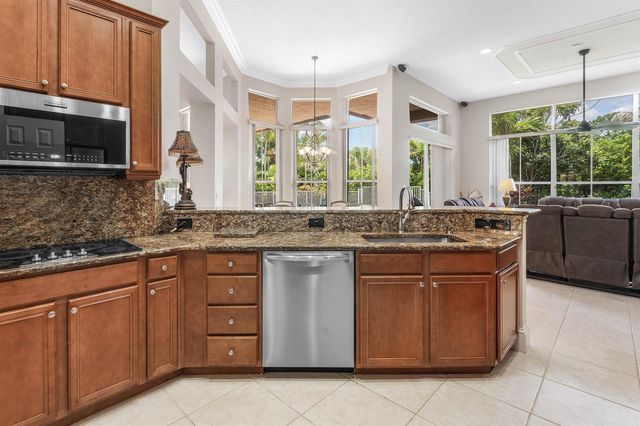 911 Forest Glen Lane, Wellington, FL 33414