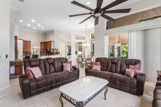 911 Forest Glen Lane, Wellington, FL 33414