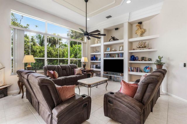 911 Forest Glen Lane, Wellington, FL 33414