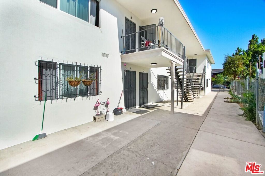 Image 2 of property listing at 1862 W 20th Street, Los Angeles, CA 90018