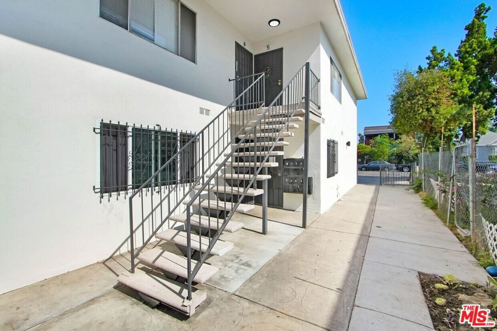 Image 4 of property listing at 1862 W 20th Street, Los Angeles, CA 90018