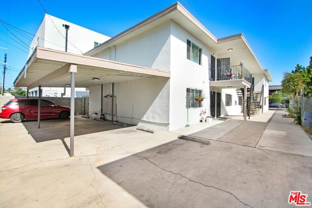 Image 6 of property listing at 1862 W 20th Street, Los Angeles, CA 90018