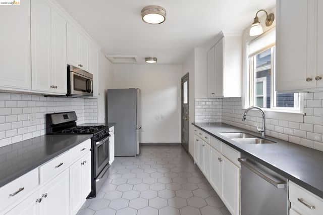 8342 Ney Avenue, Oakland, CA 94605