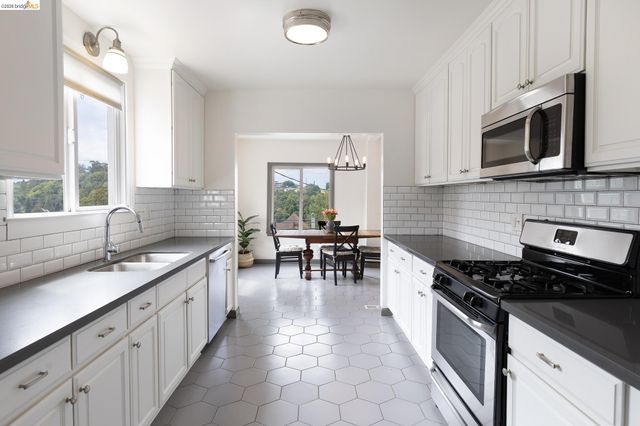 8342 Ney Avenue, Oakland, CA 94605