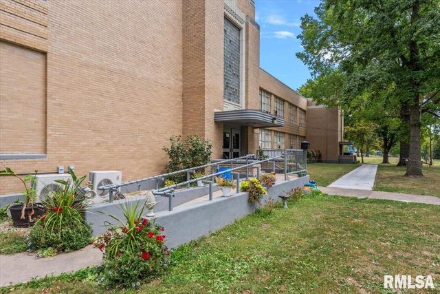 352 FRANKLIN Street, Jacksonville, IL 62650