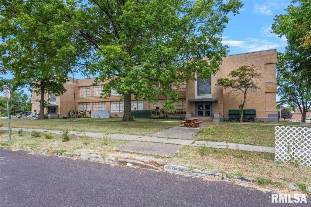 352 FRANKLIN Street, Jacksonville, IL 62650